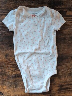 5/$25 Carter's White Onesie Bodysuit with Small Pink Floral Dots and Bow 6M